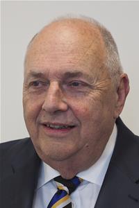 portrait image of councillor Barry Warren